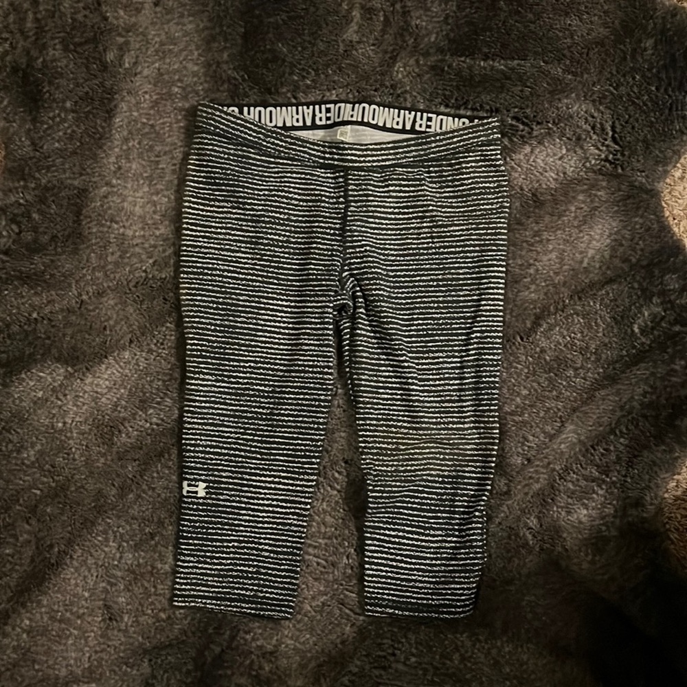 Women’s XL Under Armour active capris.  Black/White